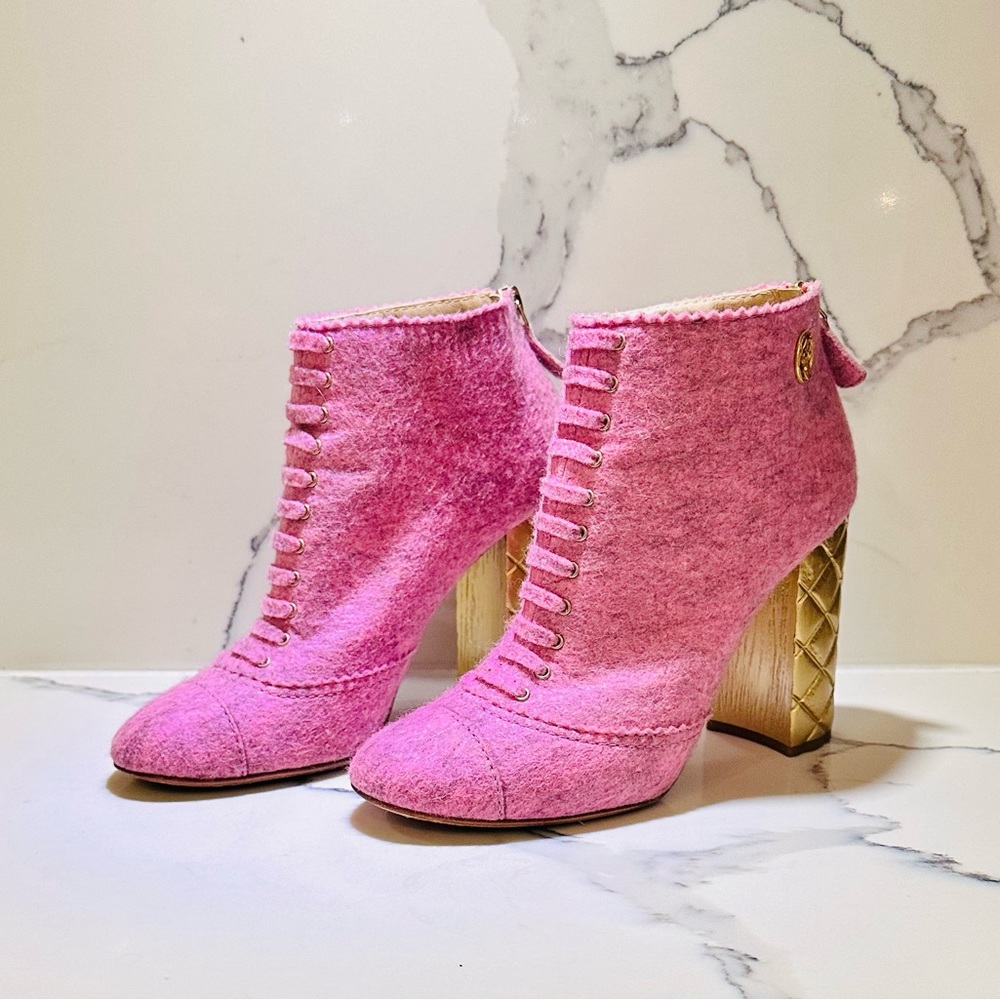 CHANEL PINK CHINE FELT AND GOLD QUILTED HEEL ANKLE BOOTS